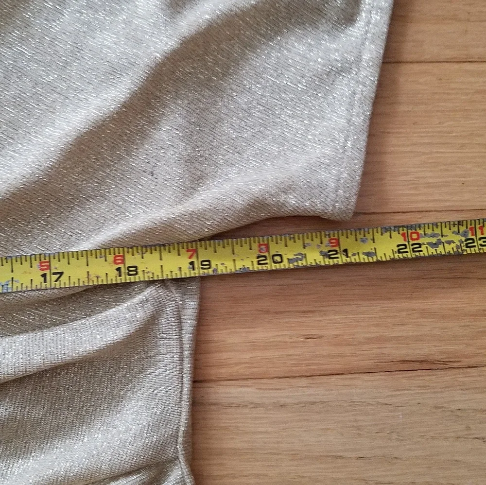 New York &Compaby Gold Shimmer V-Neck Ruched Top-Large - Picture 4 of 8